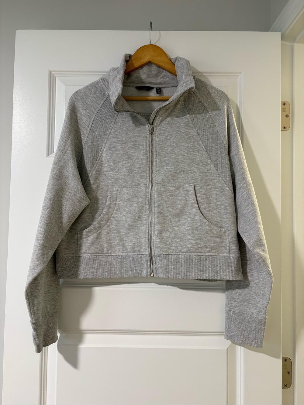 EUC Danskin Gray Hooded Crop Sweatshirt Zip Up Balletcore Pilates Comfy Normcore
